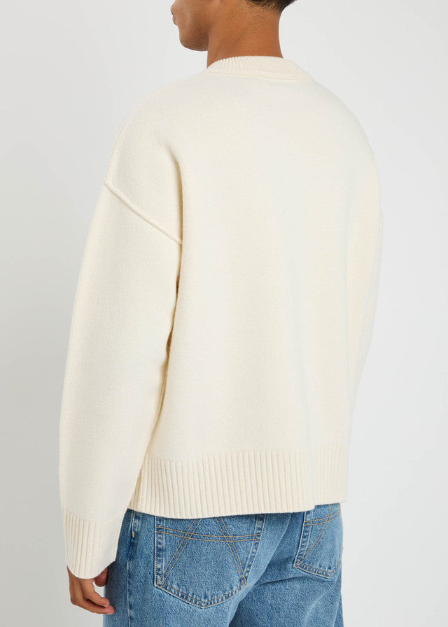 Beyaz Logo Jakarlı Yün Kazak