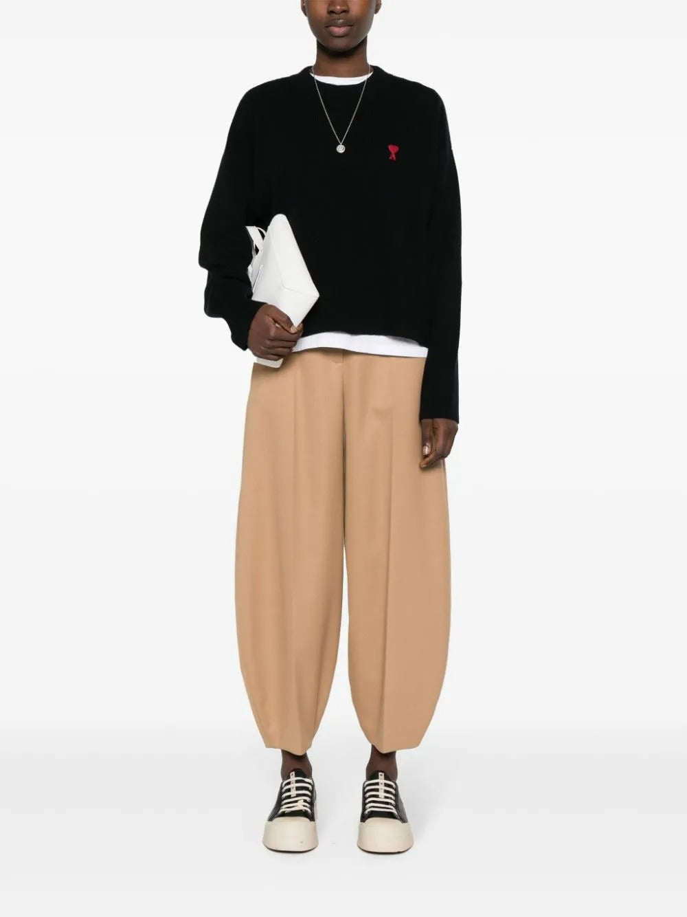 Siyah Yuvarlak Yaka Yün Kazak (Kırmızı Detaylı)